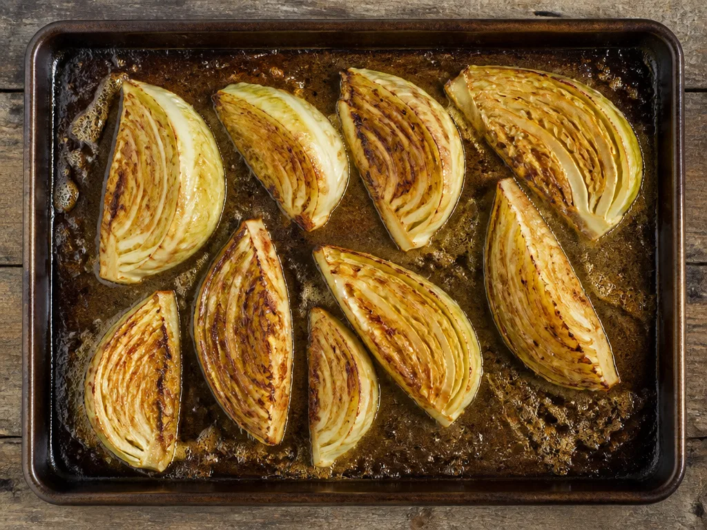 Spetskål i ugn: klyftorna rostas gyllene med brynt smör